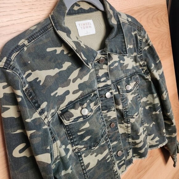 TINSELTOWN CAMO CROPPED RAW EDGE HEM JACKET ARMY GREEN - EUC - Picture 4 of 7